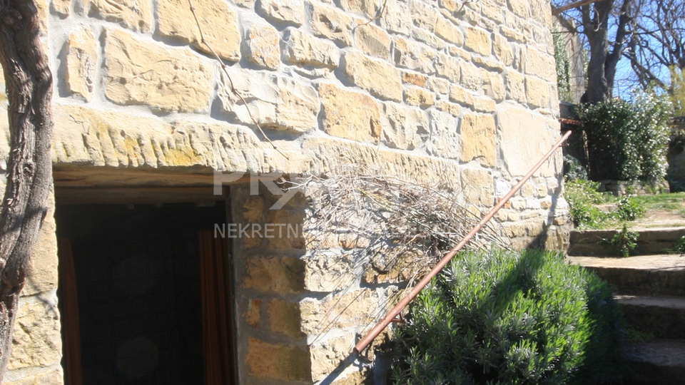 Istrien, steinhaus in Grožnjan mit Blick auf das Meer