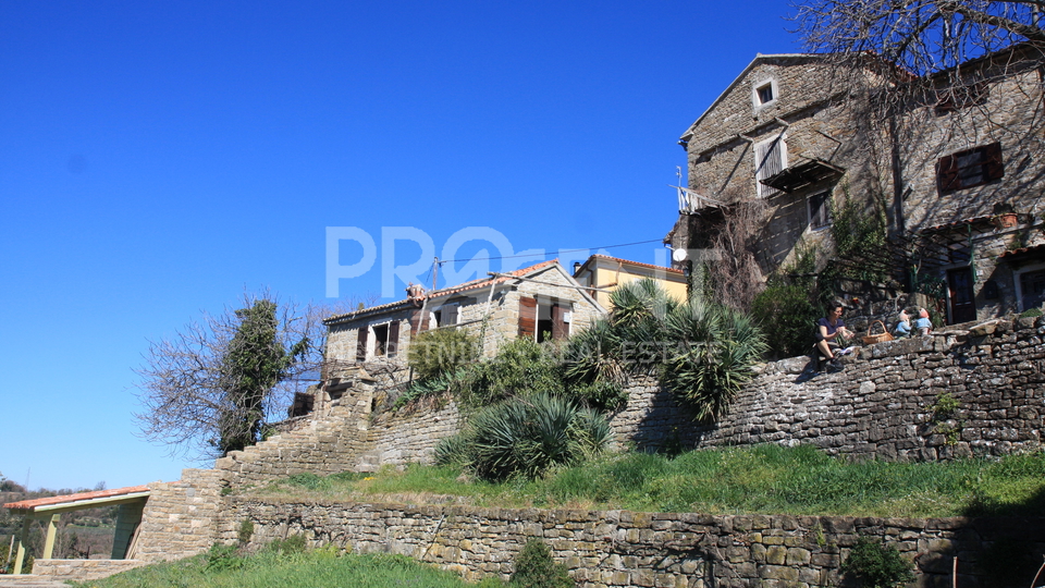 Istrien, steinhaus in Grožnjan mit Blick auf das Meer