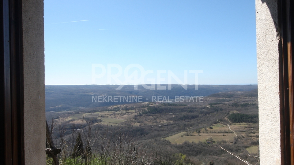 Istrien, steinhaus in Grožnjan mit Blick auf das Meer