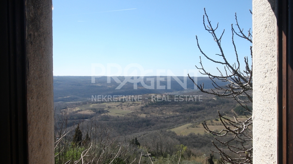 Istrien, steinhaus in Grožnjan mit Blick auf das Meer