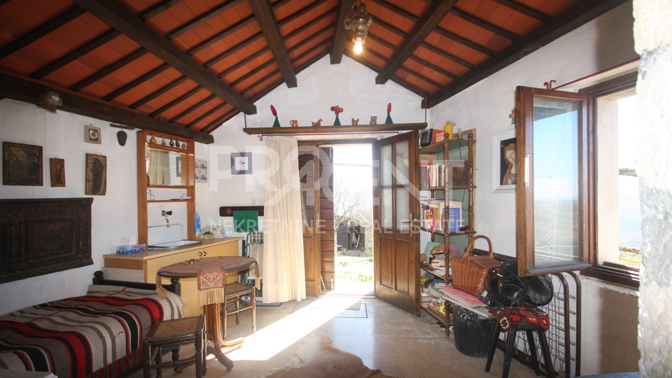 Istrien, steinhaus in Grožnjan mit Blick auf das Meer