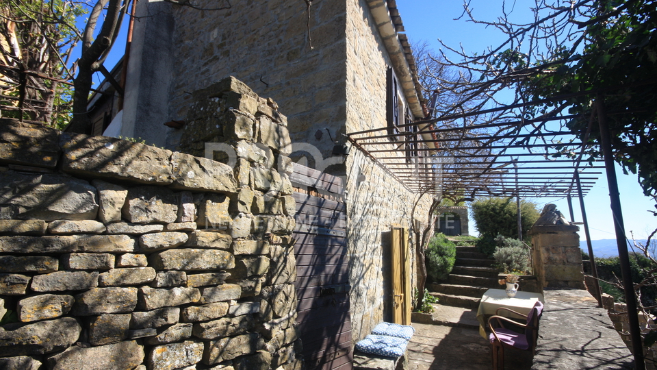 Istrien, steinhaus in Grožnjan mit Blick auf das Meer