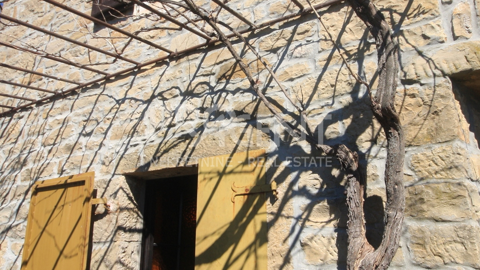 Istrien, steinhaus in Grožnjan mit Blick auf das Meer