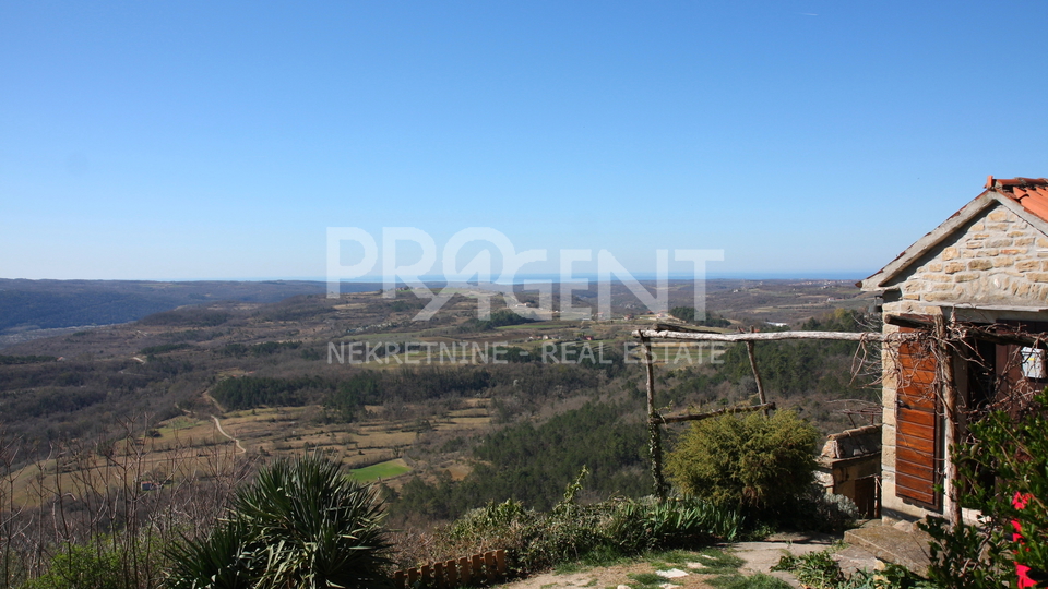 Istrien, steinhaus in Grožnjan mit Blick auf das Meer