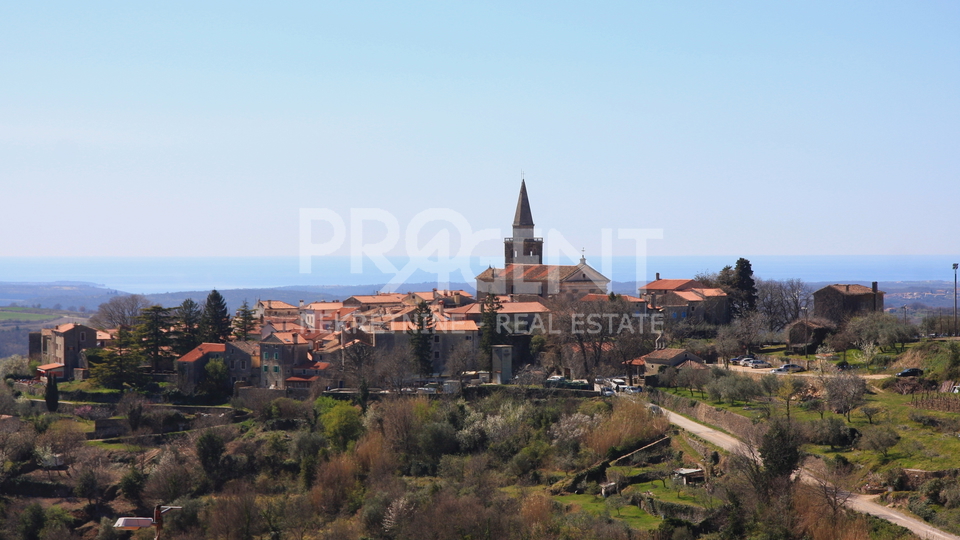 Istrien, steinhaus in Grožnjan mit Blick auf das Meer