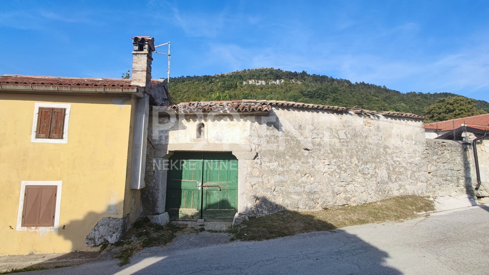 Istrien, Brest, Ćićarija, altes Steinhaus mit Hof