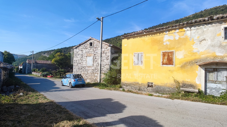 Istrien, Brest, Ćićarija, altes Steinhaus mit Hof