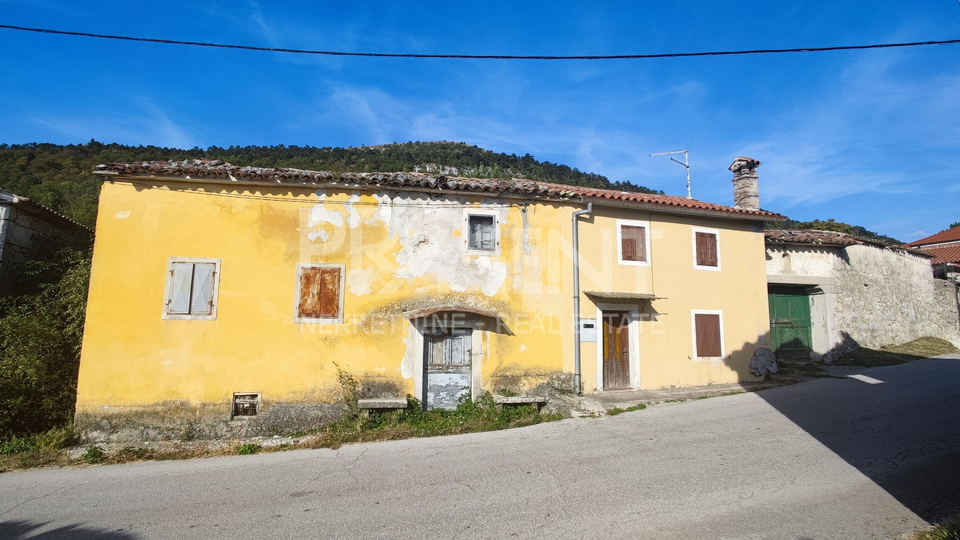 Istrien, Brest, Ćićarija, altes Steinhaus mit Hof