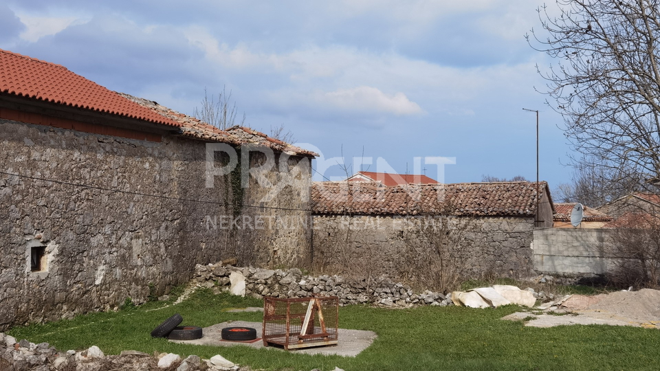 Istrien, Brest, Ćićarija, altes Steinhaus mit Hof