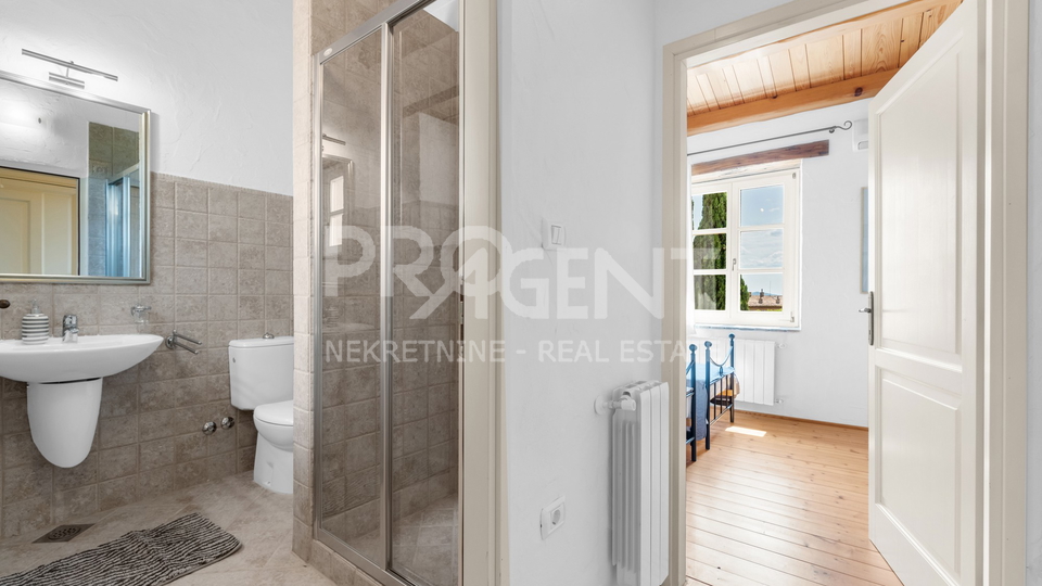 ISTRIEN, SOVINJAK, STEINHAUS MIT SCHWIMMBAD ZU VERKAUFEN