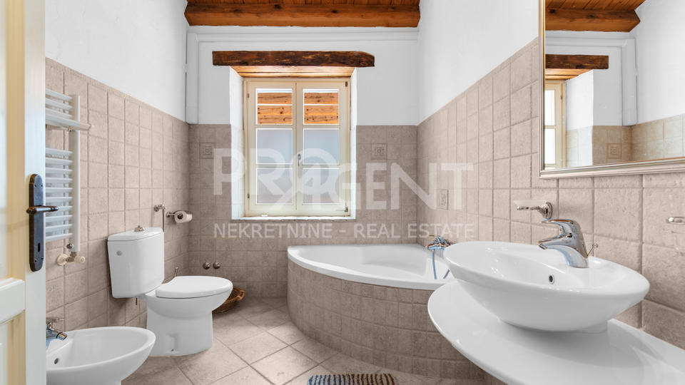 ISTRIEN, SOVINJAK, STEINHAUS MIT SCHWIMMBAD ZU VERKAUFEN