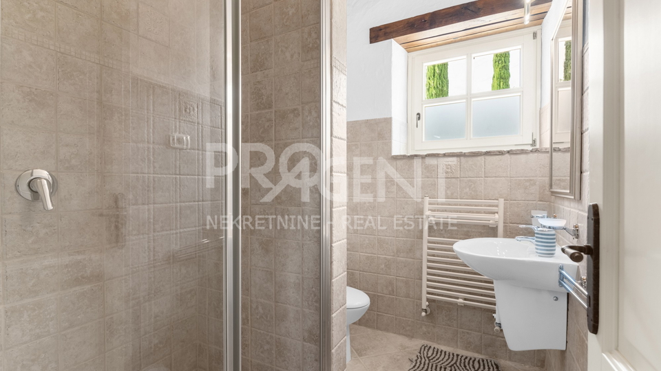 ISTRIEN, SOVINJAK, STEINHAUS MIT SCHWIMMBAD ZU VERKAUFEN