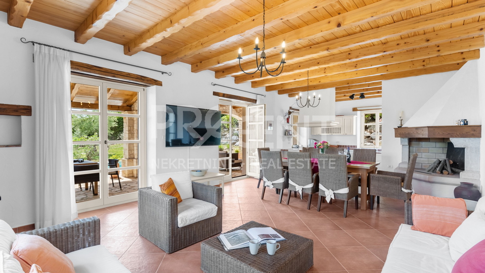 ISTRIEN, SOVINJAK, STEINHAUS MIT SCHWIMMBAD ZU VERKAUFEN