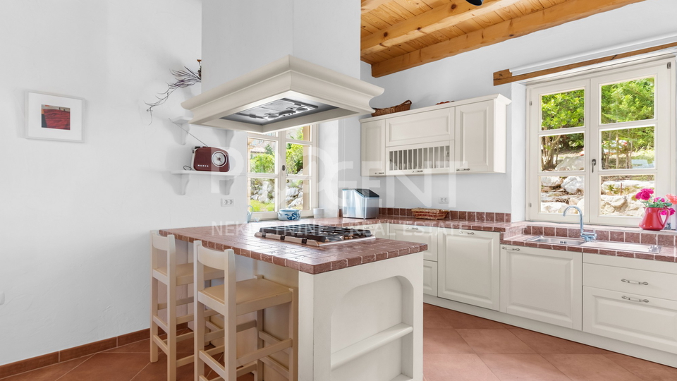 ISTRIEN, SOVINJAK, STEINHAUS MIT SCHWIMMBAD ZU VERKAUFEN