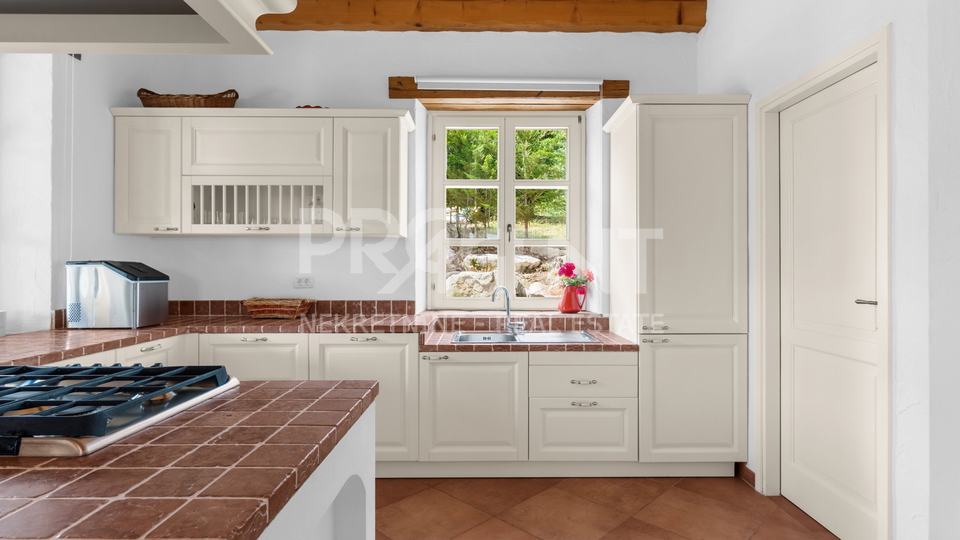 ISTRIEN, SOVINJAK, STEINHAUS MIT SCHWIMMBAD ZU VERKAUFEN