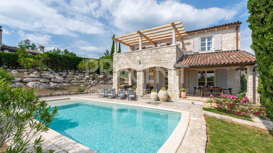 ISTRIEN, SOVINJAK, STEINHAUS MIT SCHWIMMBAD ZU VERKAUFEN