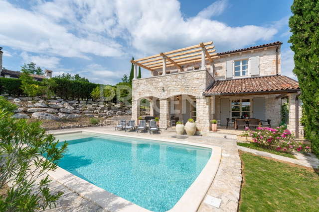 ISTRIEN, SOVINJAK, STEINHAUS MIT SCHWIMMBAD ZU VERKAUFEN