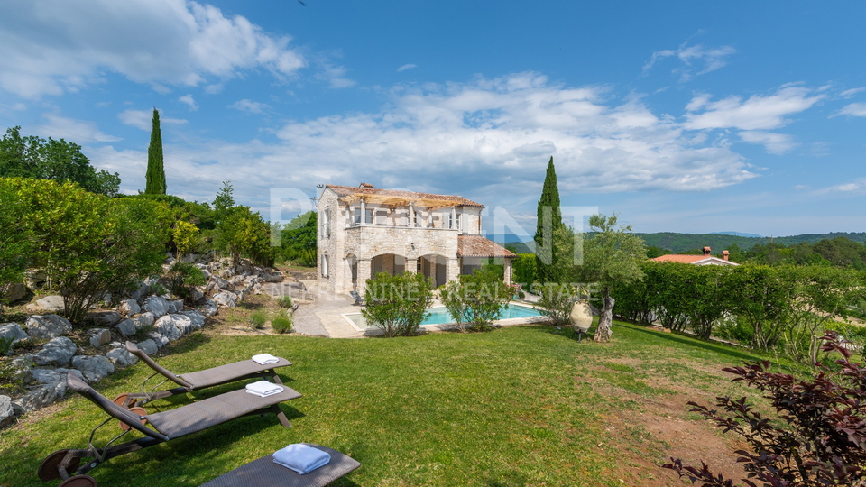 ISTRIEN, SOVINJAK, STEINHAUS MIT SCHWIMMBAD ZU VERKAUFEN