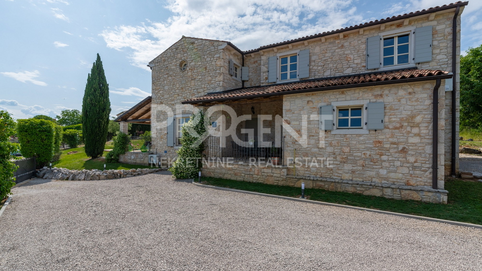 ISTRIEN, SOVINJAK, STEINHAUS MIT SCHWIMMBAD ZU VERKAUFEN