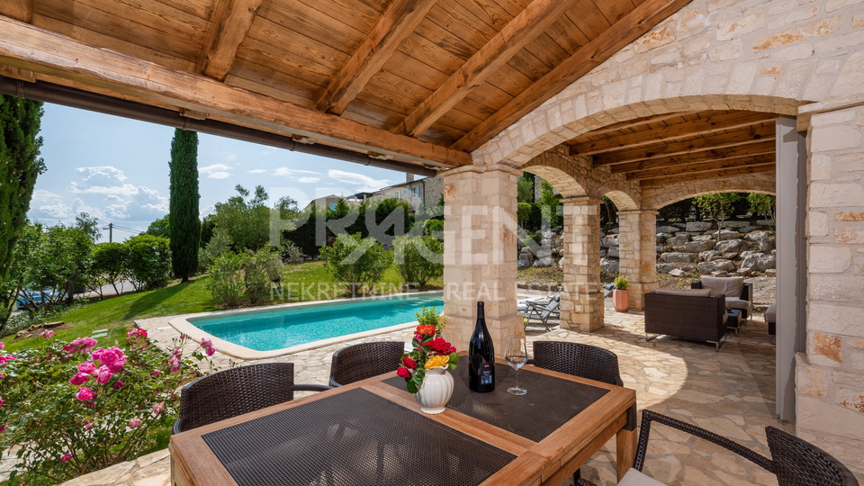 ISTRIEN, SOVINJAK, STEINHAUS MIT SCHWIMMBAD ZU VERKAUFEN