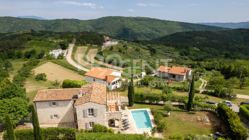 ISTRIEN, SOVINJAK, STEINHAUS MIT SCHWIMMBAD ZU VERKAUFEN