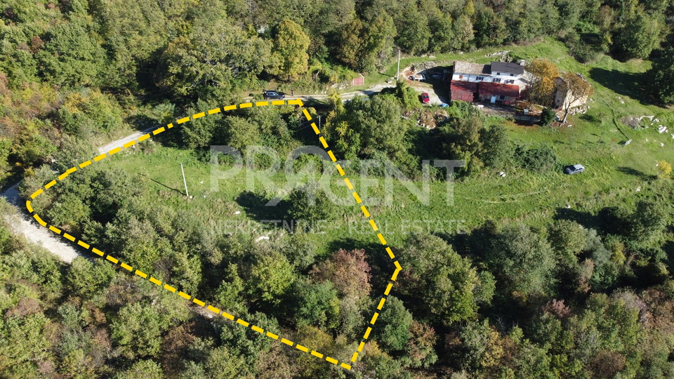 Baugrundst&uuml;ck 1&period;232 m&sup2; in der N&auml;he von Hum in Istrien