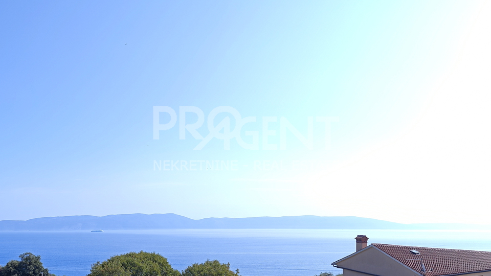 Ravni &lpar;Labin&rpar; &ndash; Baugrundst&uuml;ck 836 m&sup2; mit rechtskr&auml;ftiger Baugenehmigung f&uuml;r eine moderne Villa mit Pool und Meerblick auf Cres
