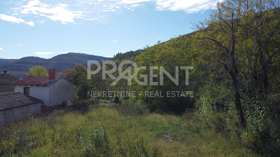Istra&comma; okolica Buzeta &ndash; zemlji&scaron;te 1&period;673 m&sup2; s gra&dstrok;evinskim dijelom&comma; u zoni bijelog i crnog tartufa