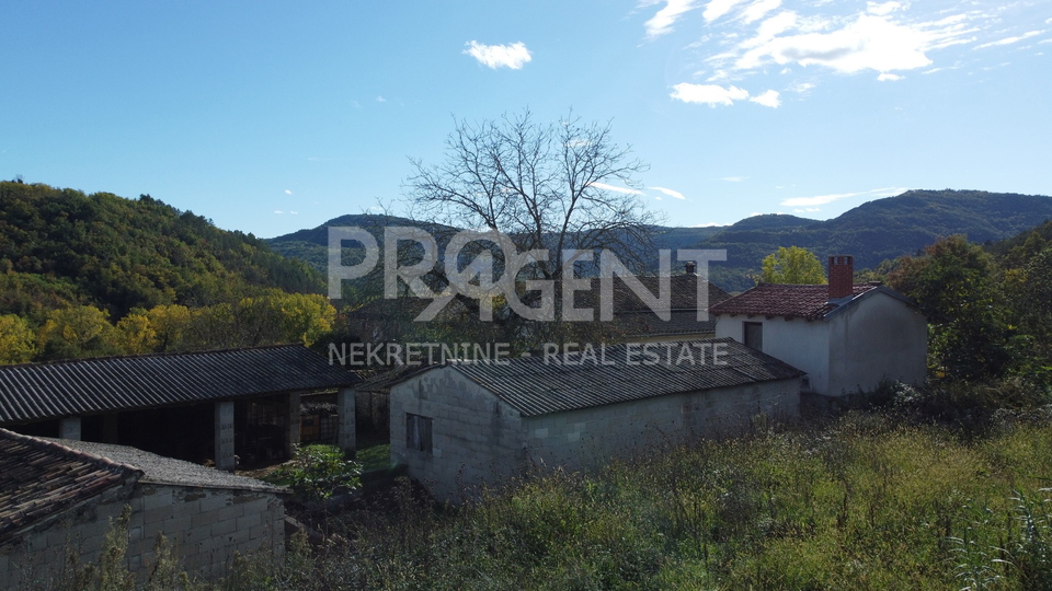 Istra&comma; okolica Buzeta &ndash; zemlji&scaron;te 1&period;673 m&sup2; s gra&dstrok;evinskim dijelom&comma; u zoni bijelog i crnog tartufa