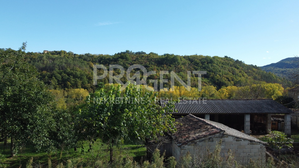 Istra&comma; okolica Buzeta &ndash; zemlji&scaron;te 1&period;673 m&sup2; s gra&dstrok;evinskim dijelom&comma; u zoni bijelog i crnog tartufa
