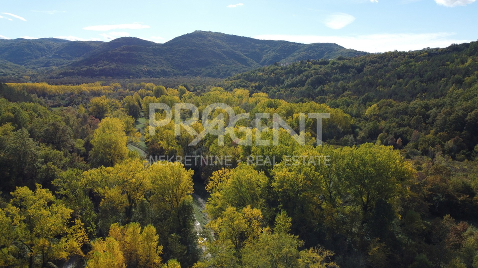 Istra&comma; okolica Buzeta &ndash; zemlji&scaron;te 1&period;673 m&sup2; s gra&dstrok;evinskim dijelom&comma; u zoni bijelog i crnog tartufa