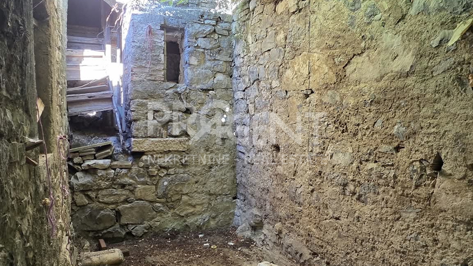 Gra&dstrok;evinsko zemlji&scaron;te i stara kamena  zgrada za adaptaciju&comma; okolica Buzeta