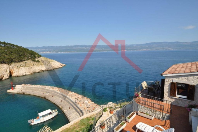 VRBNIK, Haus auf einem Felsen über dem Meer