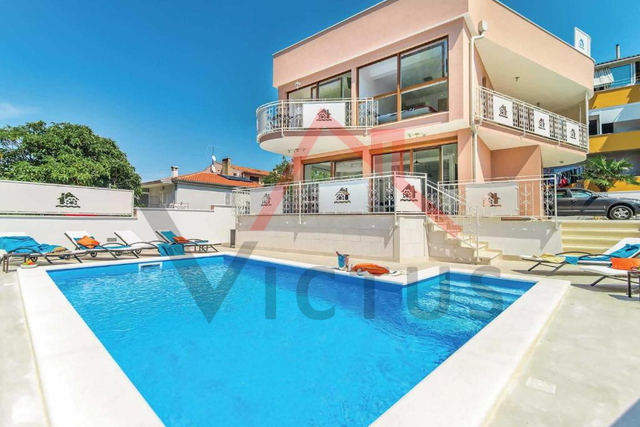 NOVIGRAD, villa 150 m od mora