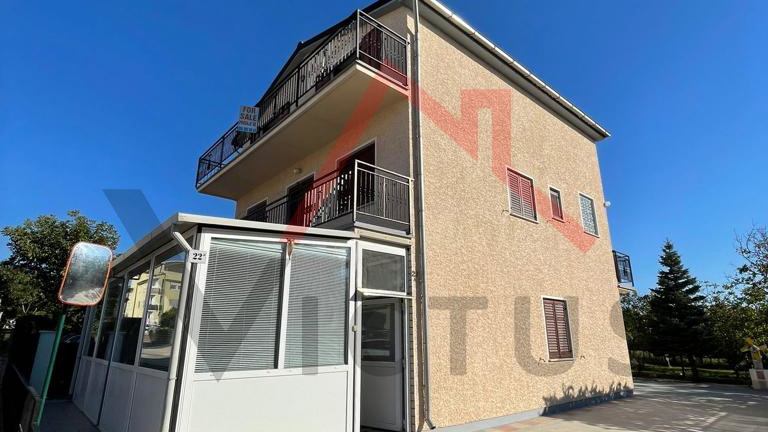 NOVIGRAD - samostojeća apartmantska kuća