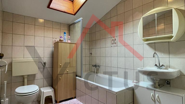 NOVIGRAD - samostojeća apartmantska kuća