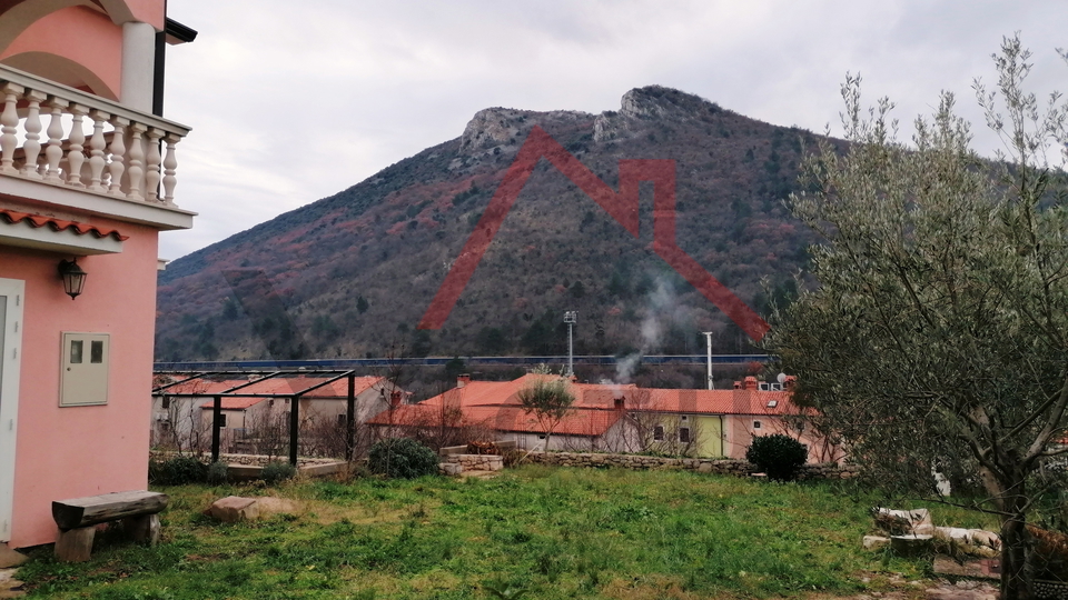 PLOMIN LUKA - obiteljska kuća kraj mora sa pogledom na zaljev