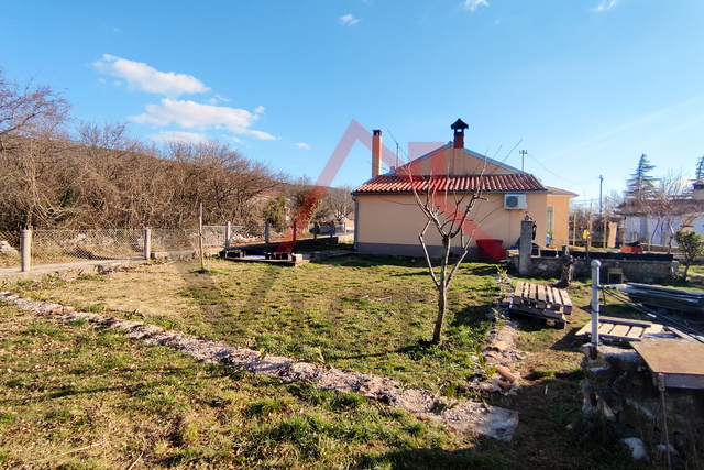 Labin, Trget - obiteljska kuća na selu kraj mora