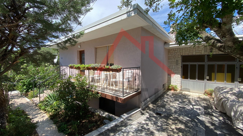 JADRANOVO - Detached house with garage, 300 m from the sea