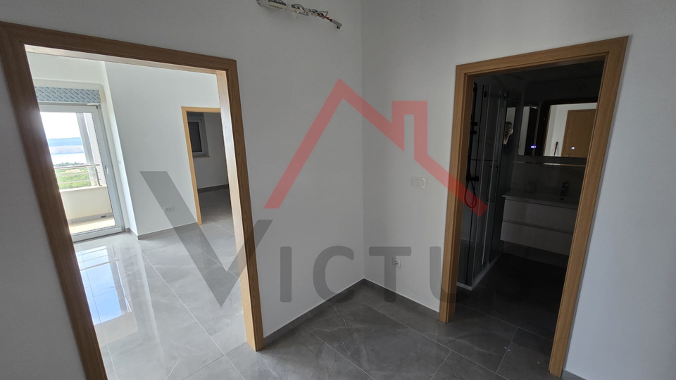 JADRANOVO - 2 camere da letto + bagno, appartamento con due posti auto e vista mare aperta, 73 m2