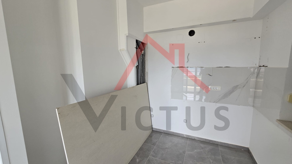 JADRANOVO - 2 camere da letto + bagno, appartamento con due posti auto e vista mare aperta, 73 m2