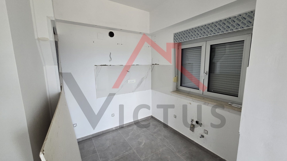 JADRANOVO - 2 camere da letto + bagno, appartamento con due posti auto e vista mare aperta, 73 m2