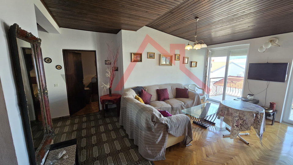 CRIKVENICA – Geräumige Wohnung mit Garage, Garten und Meerblick