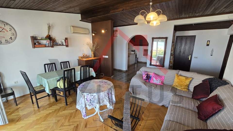 CRIKVENICA – Geräumige Wohnung mit Garage, Garten und Meerblick