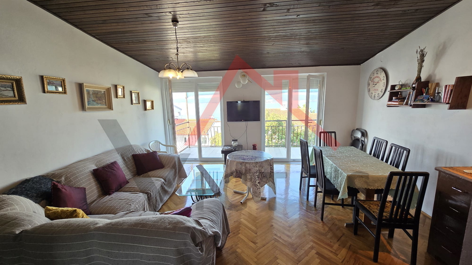 CRIKVENICA – Geräumige Wohnung mit Garage, Garten und Meerblick