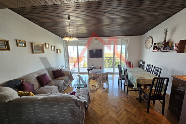 CRIKVENICA – Geräumige Wohnung mit Garage, Garten und Meerblick