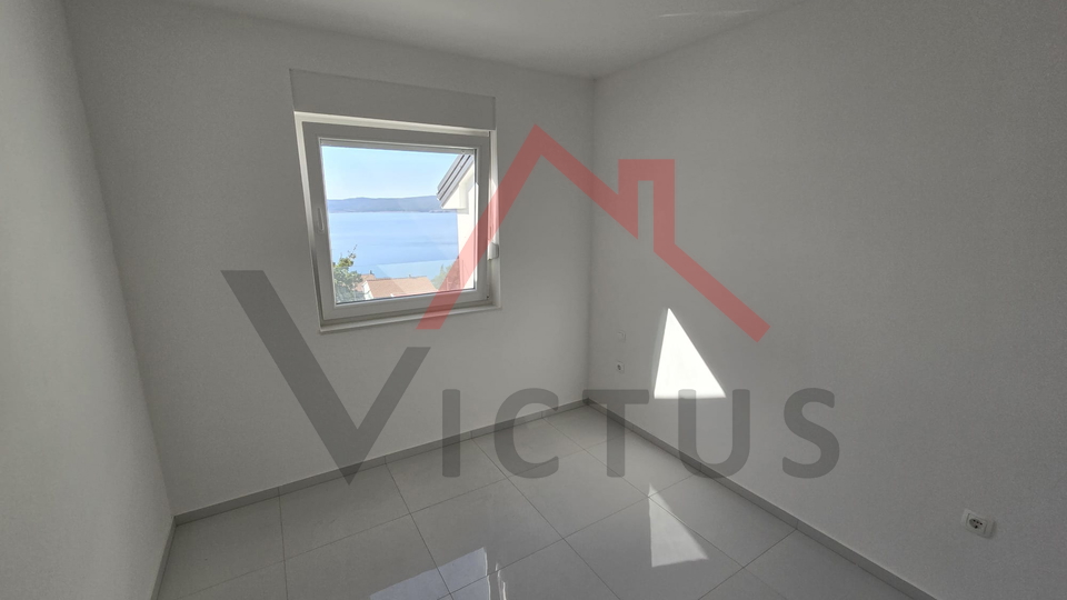 CRIKVENICA - Zweistöckige Wohnung in einem neuen Gebäude, 150 Meter vom Meer entfernt, 103 m2