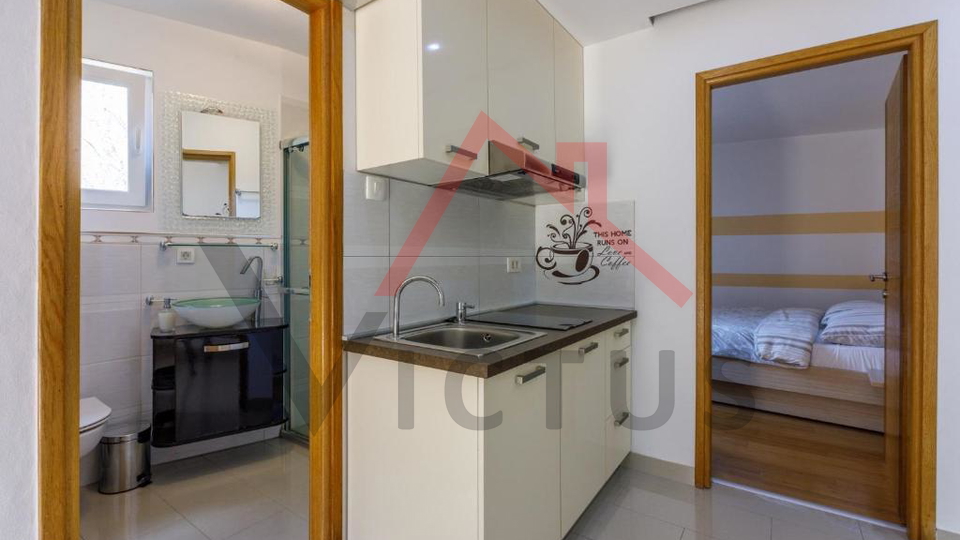 BRIBIR - Ku&cacute;a s bazenom