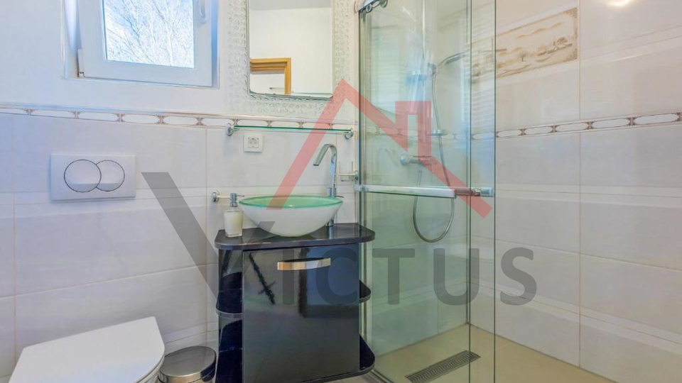 BRIBIR - Ku&cacute;a s bazenom