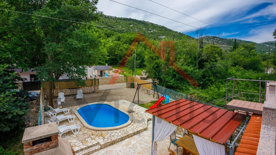 BRIBIR - Ku&cacute;a s bazenom